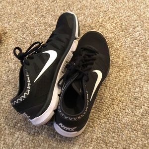 nike black tennis shoes